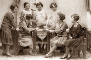 Jimena sentada a la izquierda frente a Clara Campoamor, en la Conferencia de Mujeres Universitarias en Madrid en 1928. Hemeroteca Nacional
