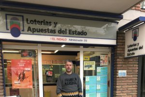 Sergio Guil en su despacho de loterías, bautizado con el nombre del Indalo, en Barcelona.