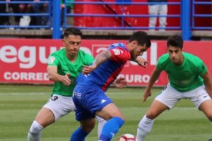 Rocha y César de la Hoz presionan a Olabe en una jugada del partido.