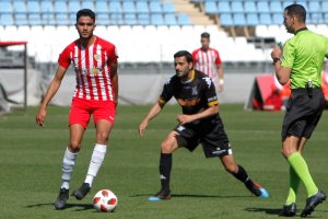 Younnes en una jugada con Dani Güiza.