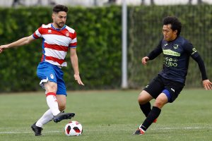 Kiu presiona a un  jugador del filial del Granada en el partido.
