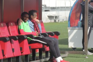 Corona con Owona, el único central con contrato para la próxima temporada.