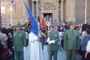 Legionarios acompañan a la Hermandad de Prendimiento en la salida de la Catedral (2015).