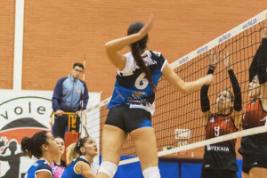 La jugadora almeriense atacando la pista rival.