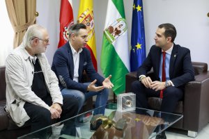 Carlos Felipe, junto a su padre y el alcalde Ramón Fernández-Pacheco.