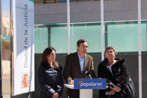 Rafael Hernando, en el centro.