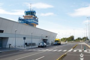 Imagen de la puerta de entrada del Aeropuerto de Almería.