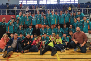 Los campeones posan con el presidente.