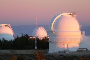 Cúpuluas de los tres telescopios del observatorio Calar Alto.