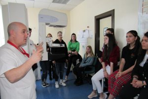Visita de los alumnos del SEK al Hospital de Poniente.