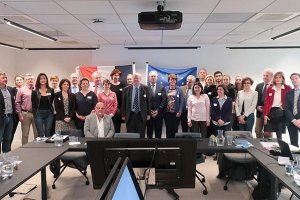Foto de familia de las 12 organizaciones reunidas en París