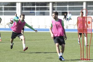 Juan Carlos Real rematando a puerta junto a Álvaro Giménez.