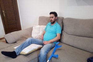 Álvaro Ramos en su casa de Garrucha, tras ser operado de la rodilla.