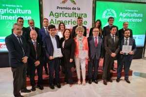 Foto de familia de los premiados, organizadores de los premios y autoridades, tras la gala.