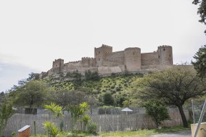 Vista menos conocida del Conjunto Monumental de la Alcazaba desde el Parque de La Hoya.