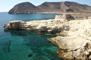 Vista del Playazo con el Castillo de San Ramón en primer plano.
