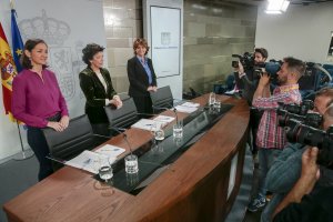 las ministras  Reyes Maroto, Isabel Celaá y Dolores Delgado ayer (POOL MONCLOA)