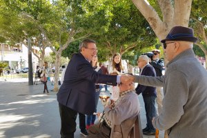 Fernando Martínez saludando a algunos almerienses