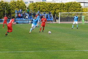 Jordan Sebann disputando un balón en un partido de liga en Santo Domingo.