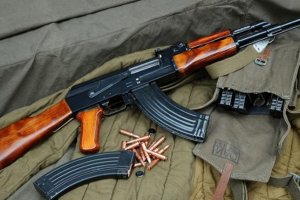 Fusil tipo kalashnikov como los encontrados en la vivienda.