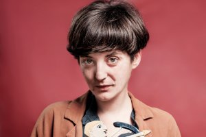 Laia Arqueros con una de sus creaciones (Foto: Fran Úbeda Llorente).