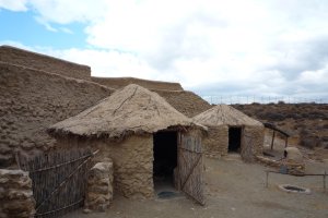 Imagen de algunas de las construcciones visibles dentro del enclave arqueológico de Los Millares.