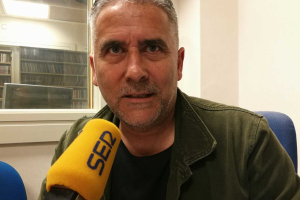 Pepe Morales en los estudios de la Cadena SER.