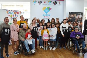 Foto de familia de los participantes en el taller junto a la chef Esther Requena.