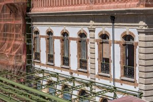 Fachada trasera de la antigua estación ya limpia