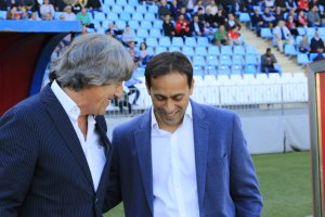 Fran Fernández saludando a Enrique Martín.