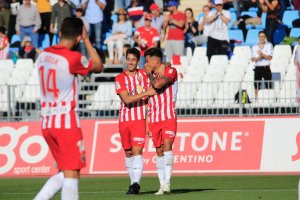 De la Hoz bromea con Narváez tras el centro del colombiano en el 1-0.