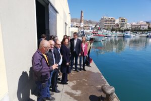 Delegación local y autonómica durante la visita al Puerto de Adra.