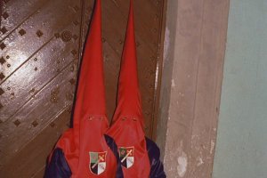 En la foto, dos penientes de la cofradía de Estudianates sentados en un tranco.