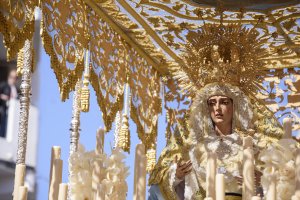 la luz del Domingo de Ramos, en el rostro de María Santísima de los Ángeles, bajo su singular palio.