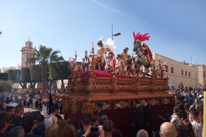 El Misterio de la Cofradía de Regiones a la salida.