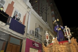 La esquina de Navarro Rodrigo con Reyes Católicos, uno de los lugares de referencia del Lunes Santo.