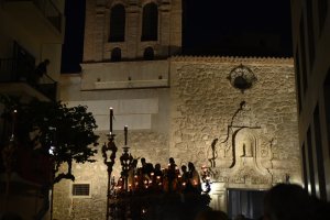El paso de Jesús acompañado por los Doce Apóstoles, rebasa el Convento de Las Puras.