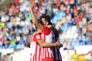 Puño en alto celebrando una Liga que puede acabar en Primera.