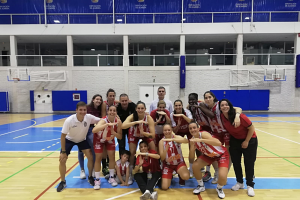 Las almerienses celebrando en la pista.