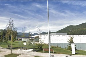 Los padres al ver que no podía recuperar la respiración lo llevaron al hospital de Olot. / Google View