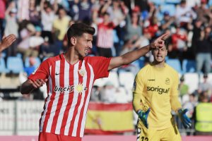 Juan Carlos Real celebra su gol al Nástic.
