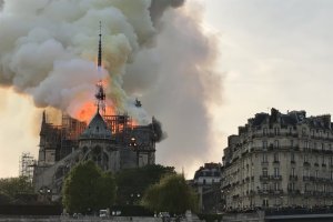 Incendio en la Catedral de Notre Dame de París (foto: @MassonTom1).