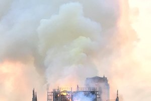 La catedral, ya sin la característica aguja (Foto: @MassonTom1).