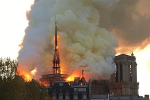 Imagen del incendio esta tarde en París
