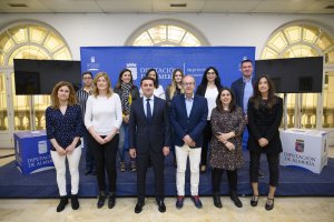 Los trbajadores con el presidente de la Diputación y el diputado de Personal.