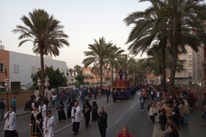 El Gran Poder llena a avenida tan solo con su presencia
