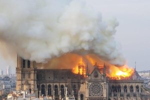 La Catedral de París, en llamas.