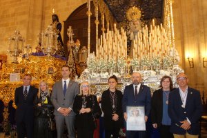José Carlos Sánchez junto a su esposa, hija, el alcalde, la hermana mayor del Prendimiento y el coronel Soriano.