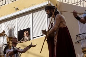 Desde ventanas, balcones y en la calle, los vecinos arroparon a Coronación.