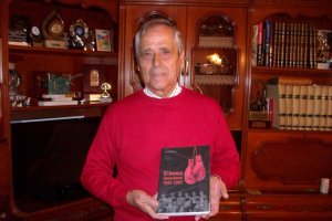 Juan Ortega Beltrán con su gran obra.